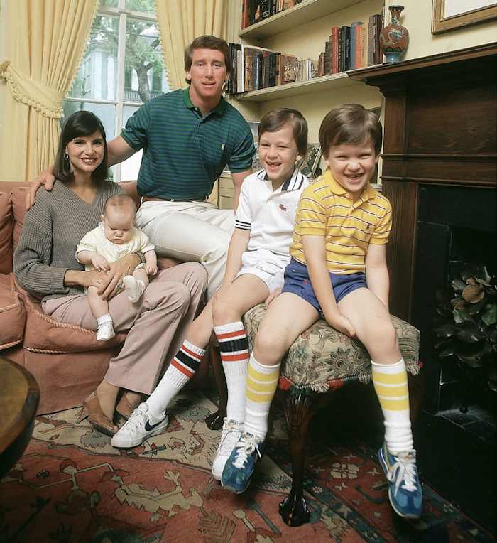 1981-Archie-Olivia-Cooper-Peyton-Eli-Manning-Family-portrait-001290677.jpg